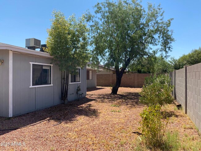 Building Photo - 5802 W Campo Bello Dr