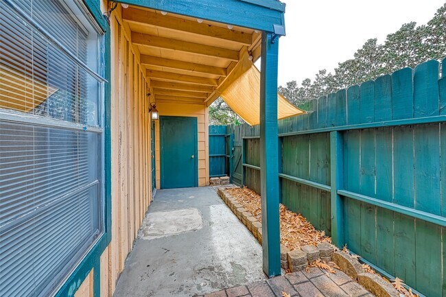 Building Photo - 8287 Kingsbrook Rd