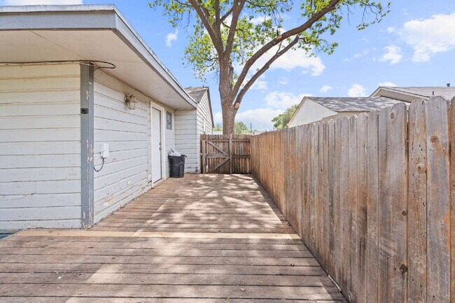 Building Photo - Cozy 3 Bed, 2 Bath with Backyard Deck