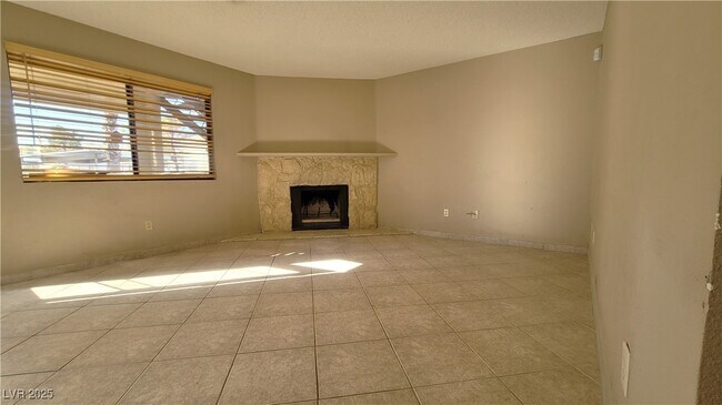 Building Photo - 1209 N Buffalo Dr