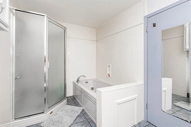 Building Photo - Spacious 3BR/2.5BA Retreat in Briarwood Estates – 3,000 Sq Ft, Updated & Full of Character!