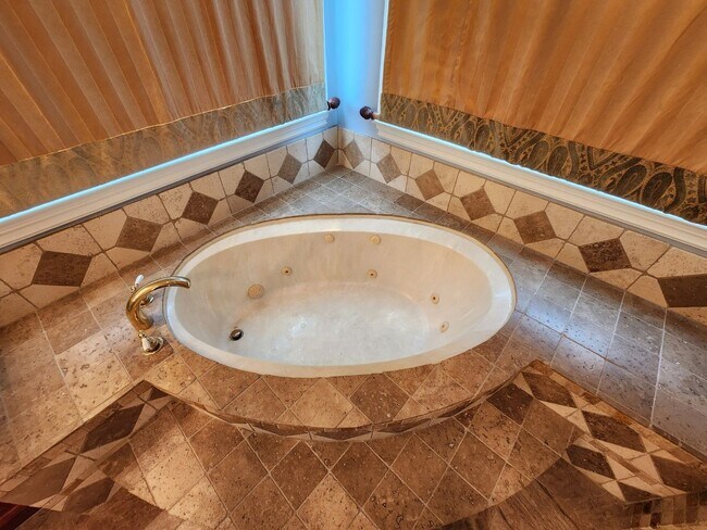 Building Photo - Entertainers Delight with minutes of shopping and restaurants