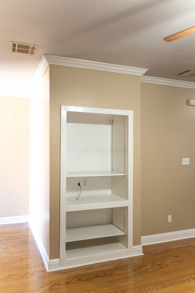 Building Photo - 3 br 2 ba Penny Lane