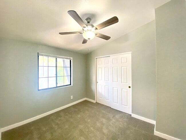 Building Photo - Washer/Dryer in Unit! Remodeled Townhome i...
