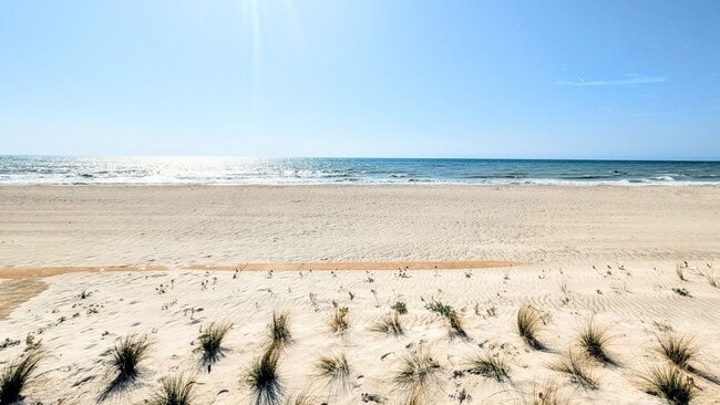 Building Photo - Seasonal/short term 2/2 condo rental with full water view on Longboat Key.