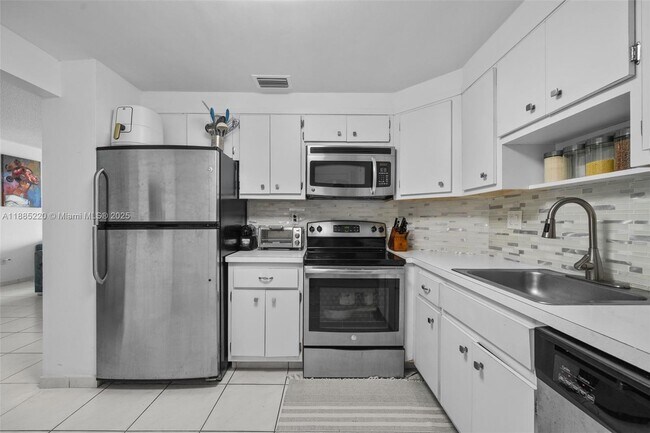 Building Photo - 300 Bayview Dr