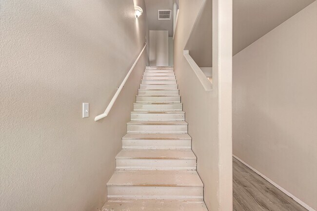 Building Photo - Spacious Multi-Level Townhome in Brookwillow