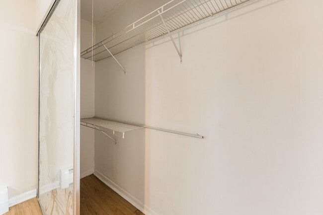 Building Photo - 6151 W Thorndale Ave