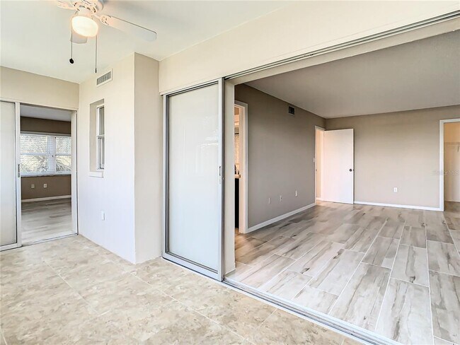 Building Photo - 4575 Cove Cir