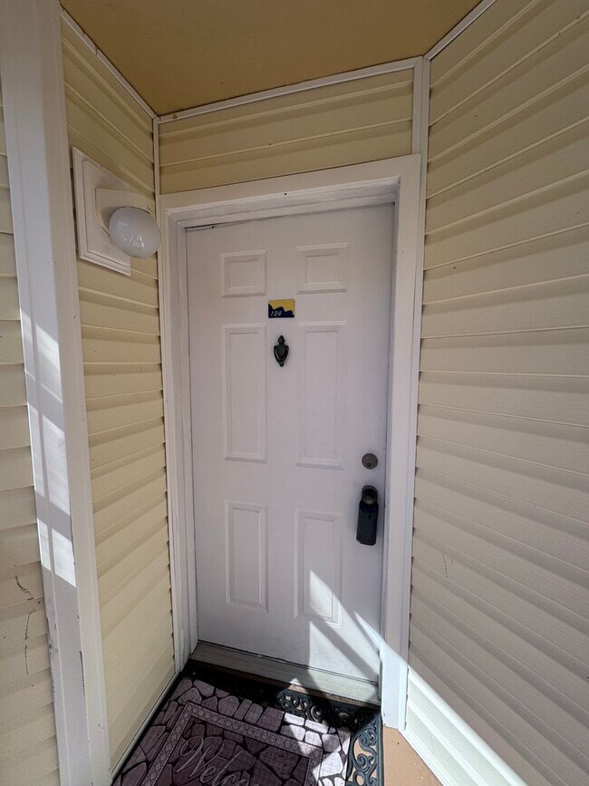 Building Photo - Fully Furnished 1BR/1BA Condo Just 3 Block...