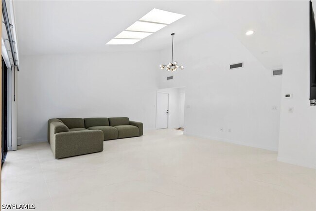 Building Photo - 879 Meadowland Dr
