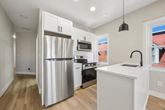 Building Photo - 6150 W Columbia Ave