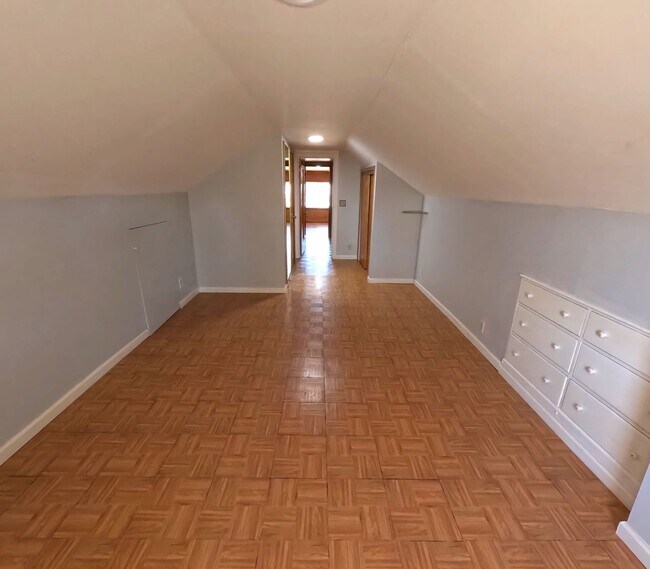 Building Photo - Exceptional single-family near UIC-DePaul University -North Park University