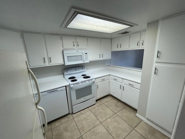 Building Photo - 614 Grenadine Ct