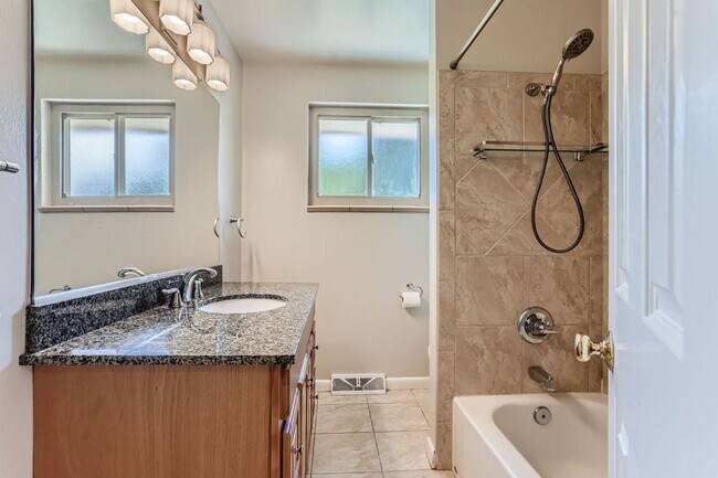 Building Photo - Beautiful Bungalow in Great Englewood Loca...