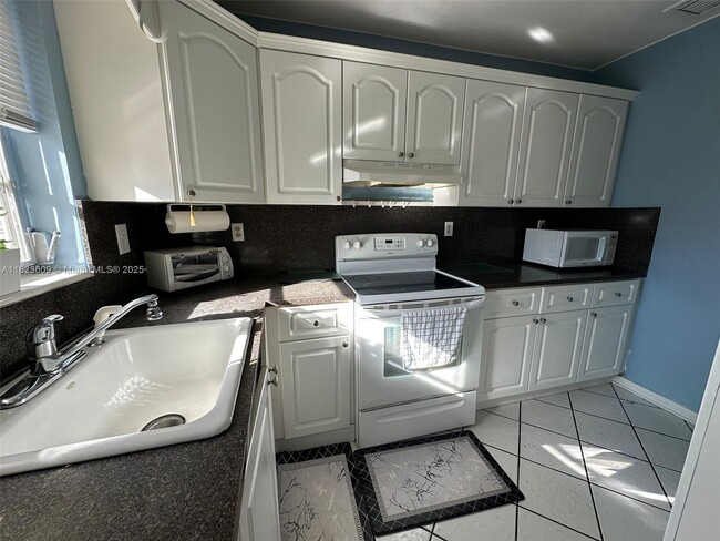 Building Photo - 13846 Kendale Lakes Dr