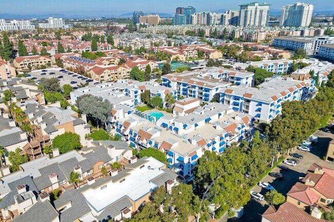 Building Photo - La Jolla Pines- Top Level 2 Bed/2 Ba Available Now!!