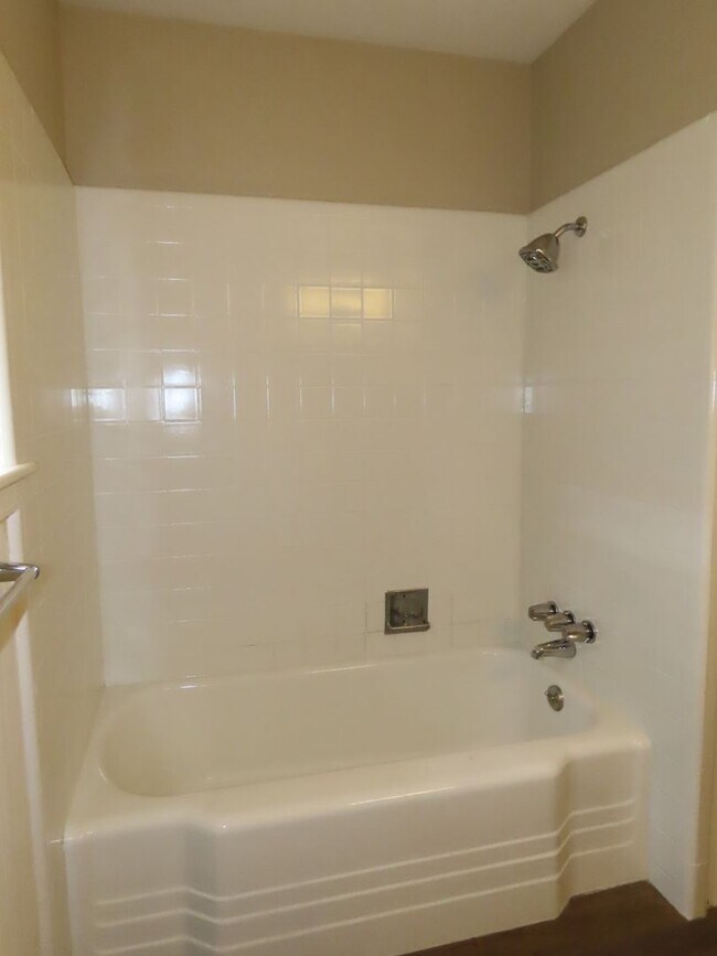 Building Photo - Spacious 3 Bedroom 2 Bathroom Home with LARGE Backyard!