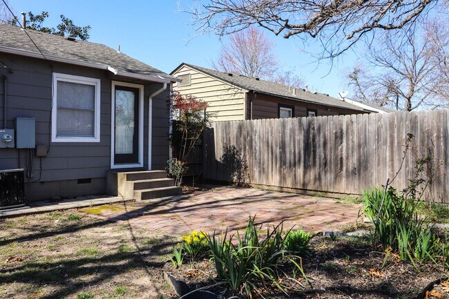 Building Photo - Cozy Bungalow in Brookside area, close to shopping for grocery, coffee shops, restaurants and muc...