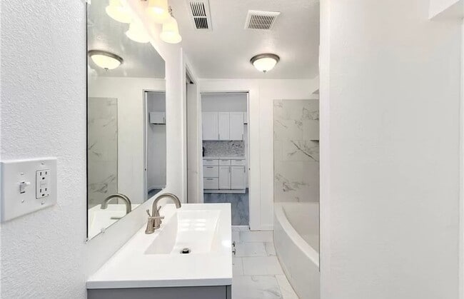 Building Photo - 3 bedroom 1 bath