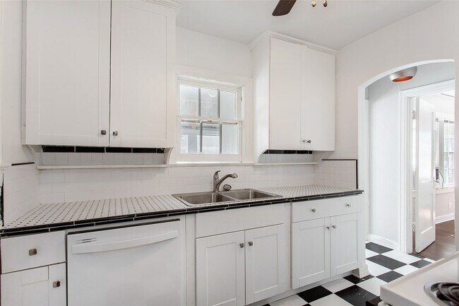 Building Photo - 5918 La Vista Dr