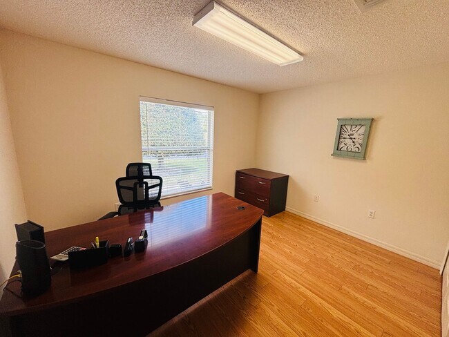 Building Photo - Furnished in gated 55+ golf community