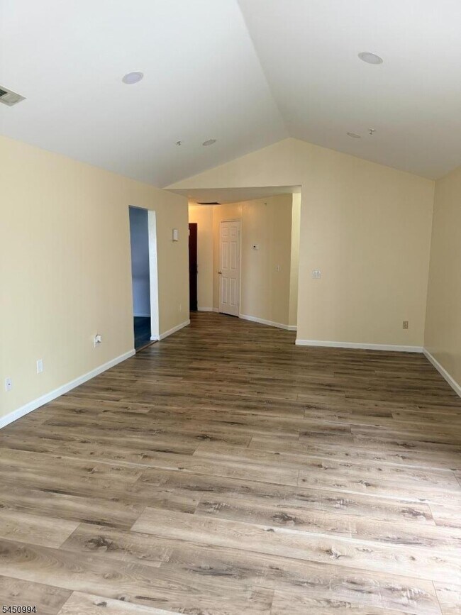 Building Photo - 343 Ventnor Ct