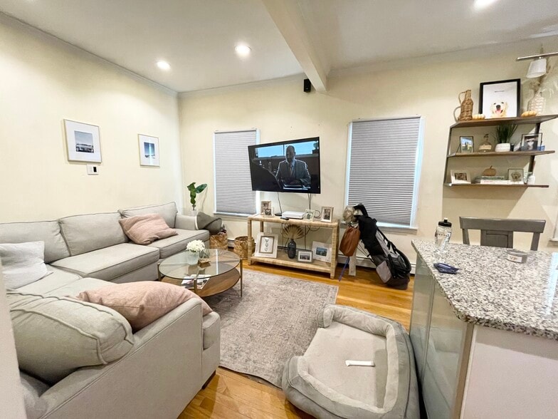 Building Photo - 170 Bolton St