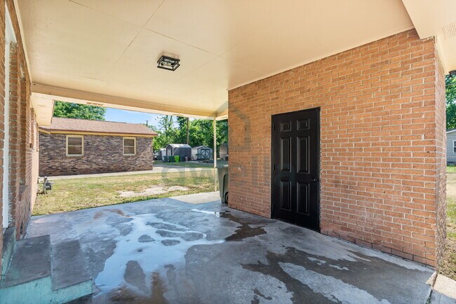 Building Photo - 3-Bedroom (1.5 Baths) Fully Renovated Rental Home in a PRIME Location! Only 6 minutes to Downtown...