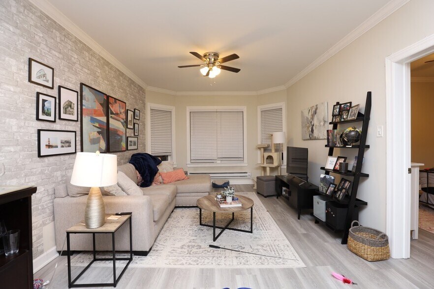 Building Photo - 648 W Roscoe St