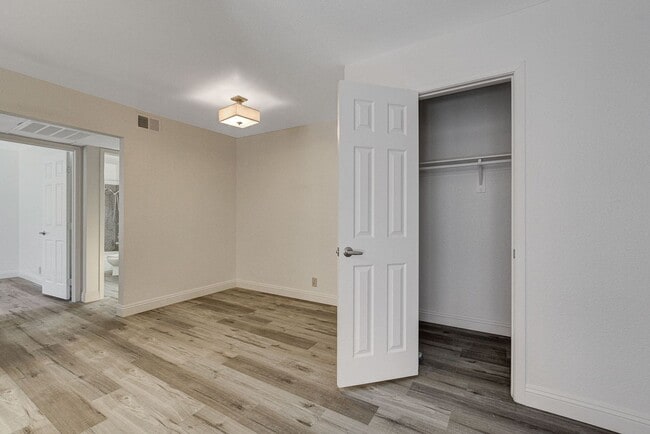 Building Photo - SINGLE BEDROOM CONDO IN GUARD GATED COMMUN...