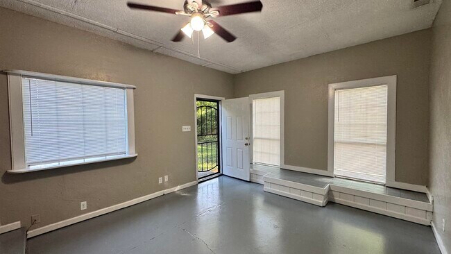 Building Photo - 1330 Victor Dr