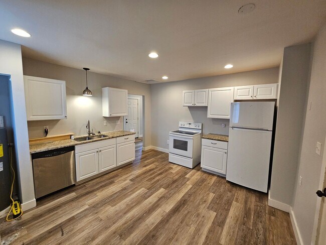Building Photo - Beautiful Home + Mother-in-Law Suite