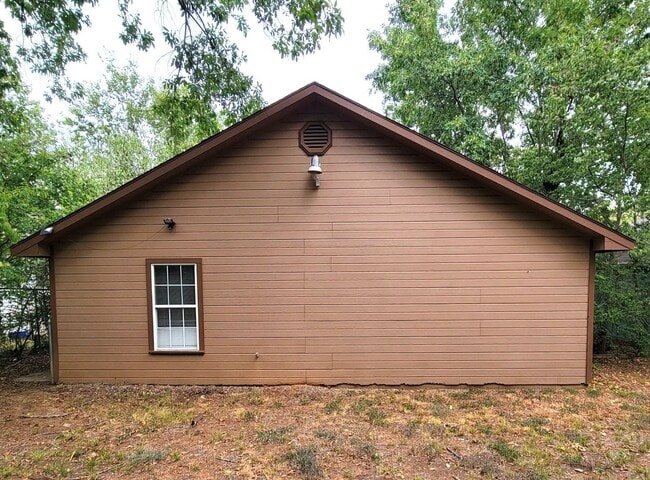 Building Photo - 3-bedroom home!