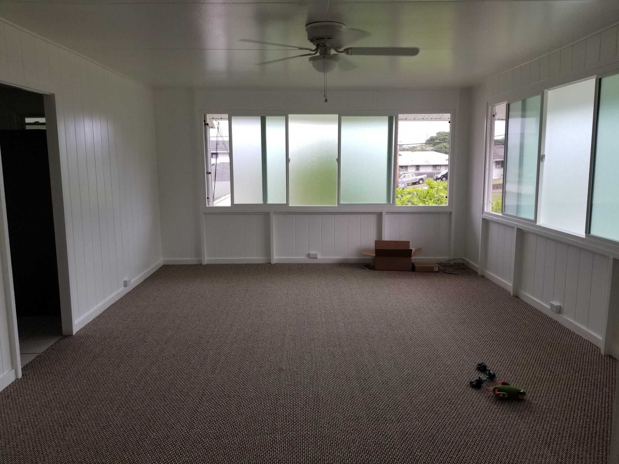 Spacious living room with ceiling fan and split AC - 1105 Nanialii St