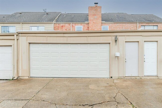Building Photo - 3004 Beecave Dr