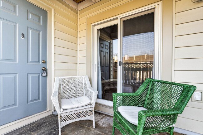 Building Photo - Very Nicely Update Condo in Prime Location!