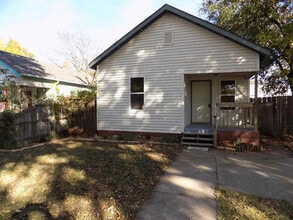 Building Photo - 216 N Fern St