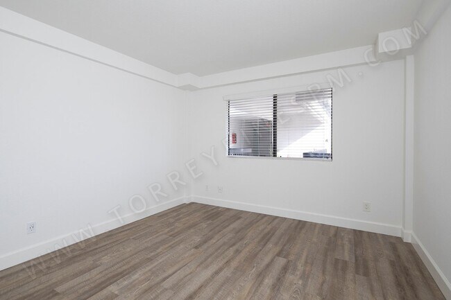Building Photo - 2 Br in a Beautiful Bird Rock Location wit...