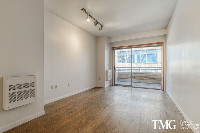 Building Photo - 2 Bed 2 Bath Downtown 3rd Floor Condo Wate...