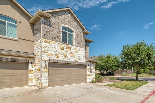Building Photo - 2880 Donnell Dr