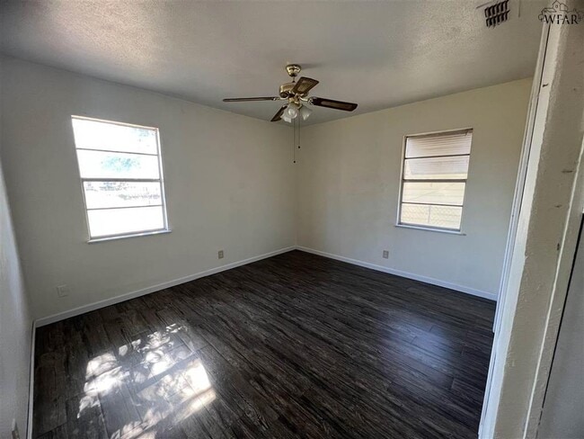 Building Photo - 1421 Tanbark Rd