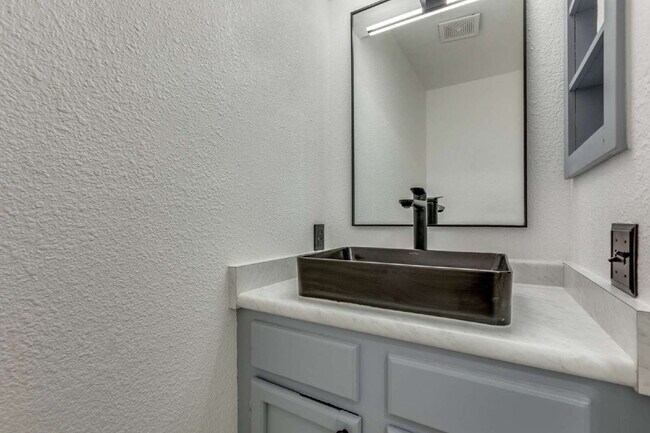 Building Photo - Beautiful two bed/1.5 bath in the heart of Alamo Heights