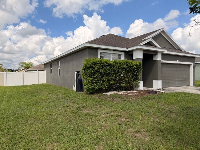 Building Photo - 633 Highland Meadows Ave