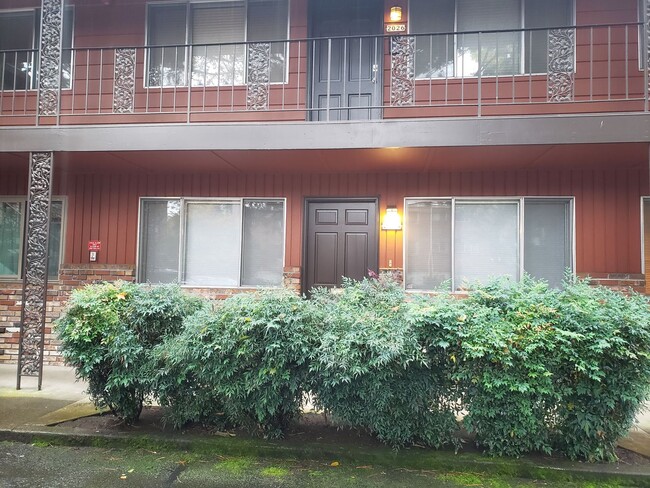 Building Photo - Charming Updated 2 bed/1 bath Condo on Gro...