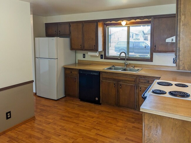 Building Photo - 1613 River Rock Dr NE