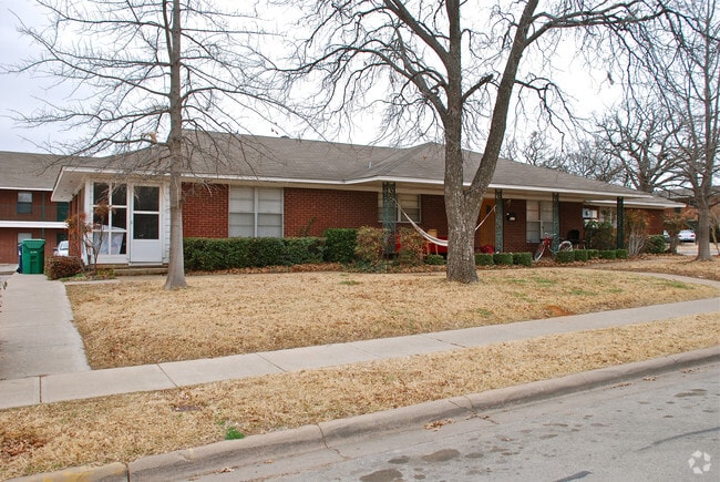 Building Photo - Bryan Court Apartments