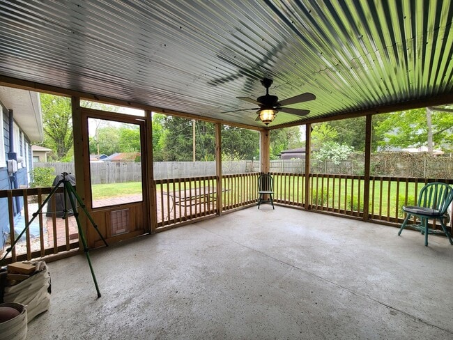 Building Photo - Partially Furnished 3-Bedroom Home with Fe...