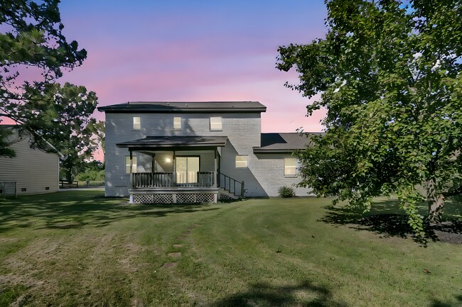 Building Photo - 828 Longbranch Dr