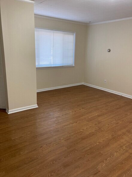 Living room - 1142 Battery Ave